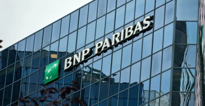 Fachada do banco BNP Paribas, a principal instituição financeira da França | Foto: Reprodução/Redes sociais