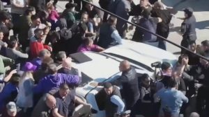 Caravana de Milei é apedrejada na Argentina | Foto: X/Reprodução