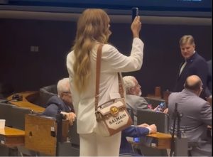 Erika Hilton ostenta bolsa de R$ 18 mil no Congresso