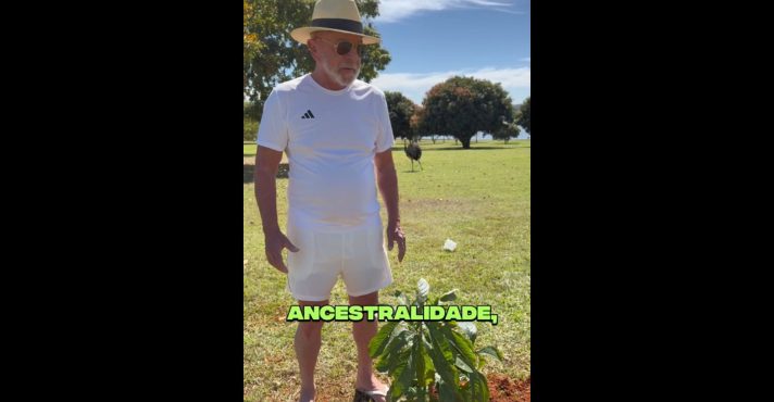 Momento em que o presidente Luiz Inácio Lula da Silva realiza o plantio da árvore
