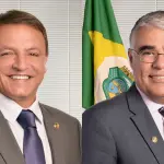Os senadores Marcio Bittar (União-AC; à esq.) e Eduardo Girão (Novo-CE. à dir.), que pediram informações sobre o avião russo