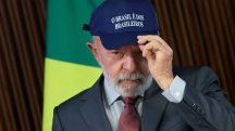 O presidente do Brasil, Luiz Inácio Lula da Silva, usa um boné com os dizeres 'O Brasil é dos brasileiros' durante uma reunião ministerial no Palácio do Planalto, em Brasília, Brasil, em 26 de agosto de 2025. Foto: Adriano Machado/Reuters