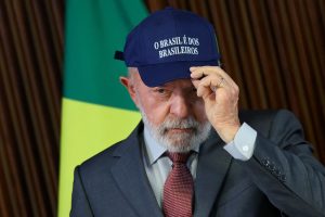 O presidente do Brasil, Luiz Inácio Lula da Silva, usa um boné com os dizeres 'O Brasil é dos brasileiros' durante uma reunião ministerial no Palácio do Planalto, em Brasília, Brasil, em 26 de agosto de 2025. Foto: Adriano Machado/Reuters