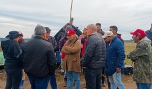 militantes do mst em fazenda invadida na grande porto alegre em protesto contra o banco do brasil