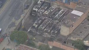 Incêndio destrói 9 ônibus em garagem no Rio de Janeiro