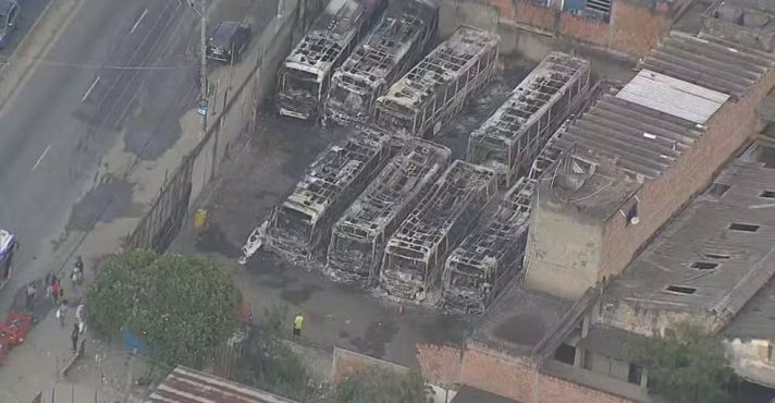 Incêndio destrói 9 ônibus em garagem no Rio de Janeiro
