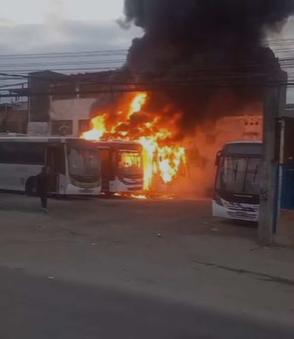 Incêndio destrói 9 ônibus em garagem na zona norte do Rio de Janeiro