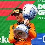 Oscar Piastri com o troféu do GP da Holanda | Foto: Divulgação/Fórmula 1