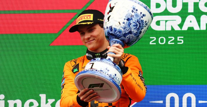 Oscar Piastri com o troféu do GP da Holanda | Foto: Divulgação/Fórmula 1