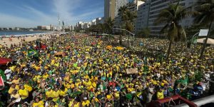 protesto na praia de copacabana - flávio bolsonaro - 03082025
