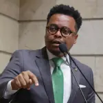 rafael satiê no plenário da câmara municipal do rio de janeiro