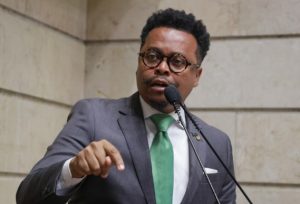 rafael satiê no plenário da câmara municipal do rio de janeiro