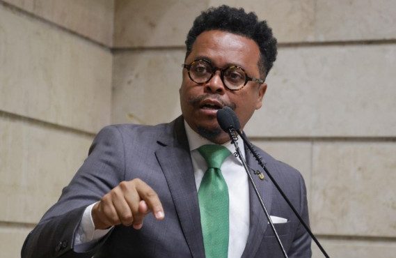 rafael satiê no plenário da câmara municipal do rio de janeiro