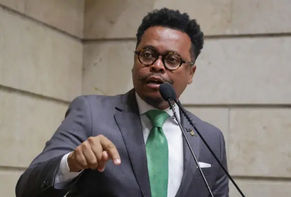 rafael satiê no plenário da câmara municipal do rio de janeiro