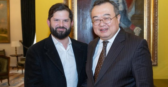 Liu Jianchao, alto diplomata da China, ao lado do presidente chileno Gabriel Boric | Foto: Xinhua/Divulgação
