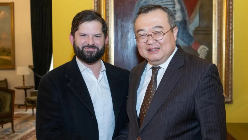 Liu Jianchao, alto diplomata da China, ao lado do presidente chileno Gabriel Boric | Foto: Xinhua/Divulgação