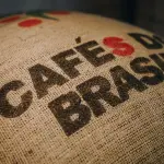 Saco de juta com grãos de café verde brasileiro em Moscou, Rússia | Foto: Max Zvonarev/Shutterstock