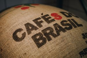 Saco de juta com grãos de café verde brasileiro em Moscou, Rússia | Foto: Max Zvonarev/Shutterstock