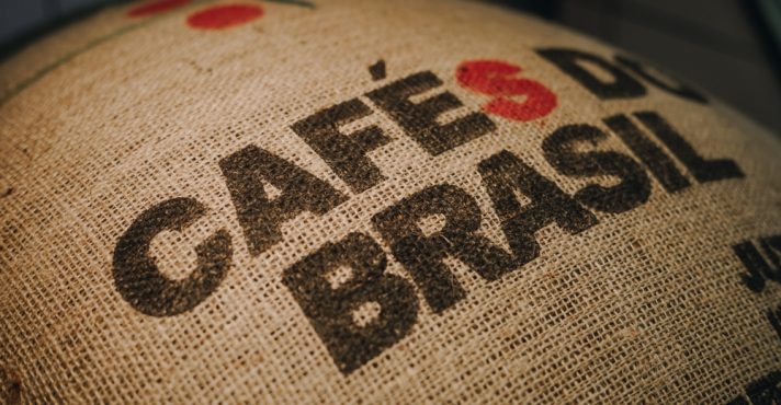 Saco de juta com grãos de café verde brasileiro em Moscou, Rússia | Foto: Max Zvonarev/Shutterstock