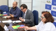 No centro da foto, ministro do Trabalho e Emprego, Luiz Marinho