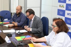 No centro da foto, ministro do Trabalho e Emprego, Luiz Marinho