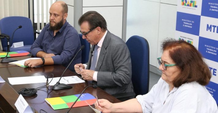 No centro da foto, ministro do Trabalho e Emprego, Luiz Marinho