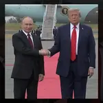 Putin e Trump se cumprimentam ao se encontrarem em base militar no Alasca | Foto: Reprodução/Twitter/X
