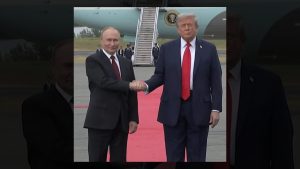 Putin e Trump se cumprimentam ao se encontrarem em base militar no Alasca | Foto: Reprodução/Twitter/X