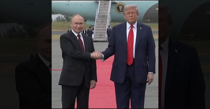 Putin e Trump se cumprimentam ao se encontrarem em base militar no Alasca | Foto: Reprodução/Twitter/X