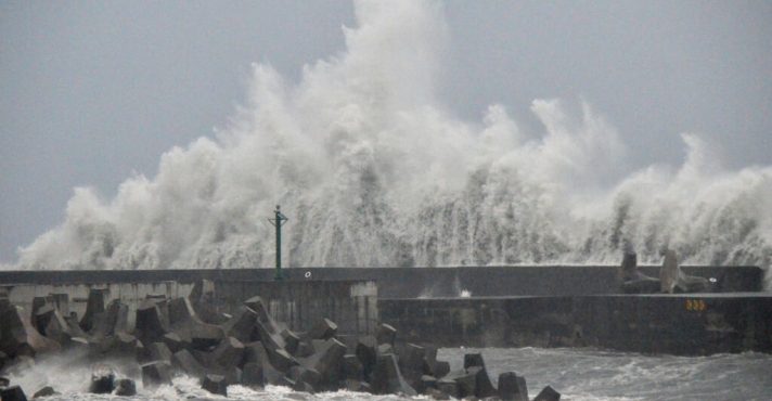Tufão Podul agitou as águas da ilha de Taitung | Foto: Reprodução/Redes sociais