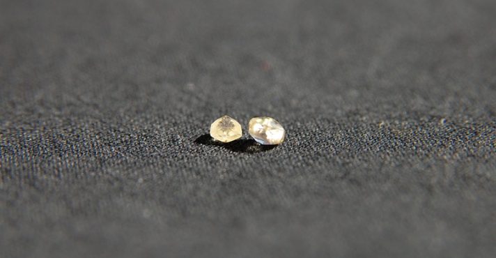 Diamantes em estado bruto, sem lapidação