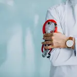 Médico com um estetoscópio na mão, para ilustrar a notícia sobre venda ilegal de itens médicos