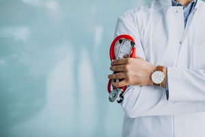 Médico com um estetoscópio na mão, para ilustrar a notícia sobre venda ilegal de itens médicos