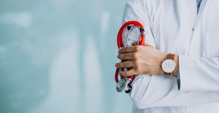 Médico com um estetoscópio na mão, para ilustrar a notícia sobre venda ilegal de itens médicos