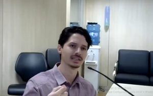 Imagem do momento em que Wilker Leão contesta juíza sobre direito a gravação de aula | Foto: Reprodução/Twitter/X