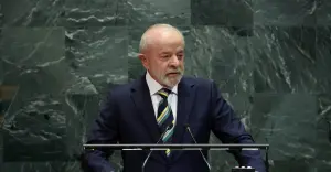 O presidente do Brasil, Luiz Inácio Lula da Silva, discursa na 80ª Assembleia Geral das Nações Unidas na sede da ONU em Nova York, EUA, em 23 de setembro de 2025 | Foto: Reuters/Mike Segar; México e Peru