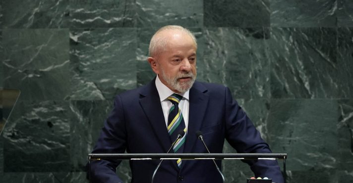 O presidente do Brasil, Luiz Inácio Lula da Silva, discursa na 80ª Assembleia Geral das Nações Unidas na sede da ONU em Nova York, EUA, em 23 de setembro de 2025 | Foto: Reuters/Mike Segar; México e Peru