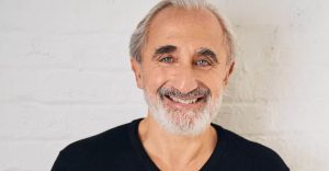 Psicólogo Gad Saad, de 60 anos, é um crítico rigoroso do politicamente correto e das políticas identitárias que contagiaram o mundo ocidental nas últimas décadas | Foto: Reprodução/Redes Sociais