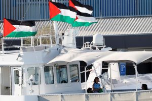 Greta Thunberg a bordo do navio "Family Madeira" | Foto: REUTERS/Eva Manez