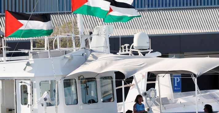 Greta Thunberg a bordo do navio "Family Madeira" | Foto: REUTERS/Eva Manez