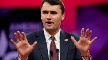 Charlie Kirk durante um evento do Turning Point | Foto: REUTERS/Kevin Lamarque/File Photo/File Photo
