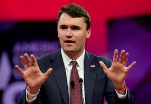 Charlie Kirk durante um evento do Turning Point | Foto: REUTERS/Kevin Lamarque/File Photo/File Photo