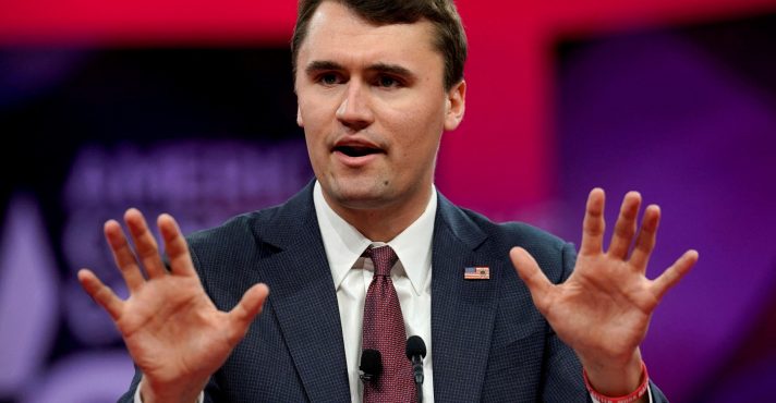 Charlie Kirk durante um evento do Turning Point | Foto: REUTERS/Kevin Lamarque/File Photo/File Photo