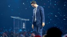Charlie Kirk, fundador da Turning Point USA, cumprimenta a multidão durante a conferência AmericaFest 2024, patrocinada pelo grupo conservador Turning Point, em Phoenix, Arizona, EUA, em 19 de dezembro de 2024