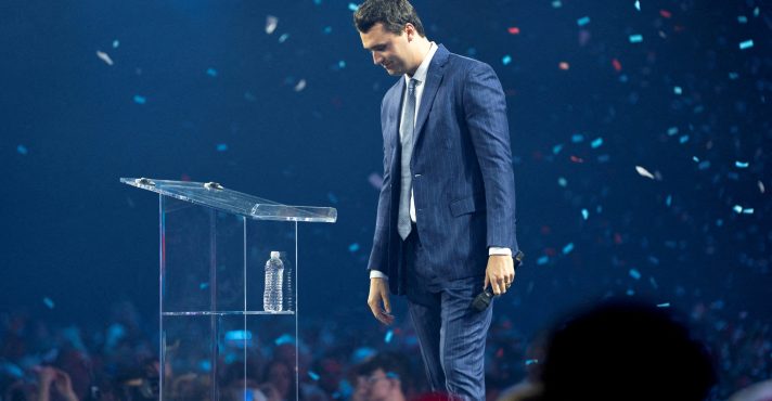Charlie Kirk, fundador da Turning Point USA, cumprimenta a multidão durante a conferência AmericaFest 2024, patrocinada pelo grupo conservador Turning Point, em Phoenix, Arizona, EUA, em 19 de dezembro de 2024
