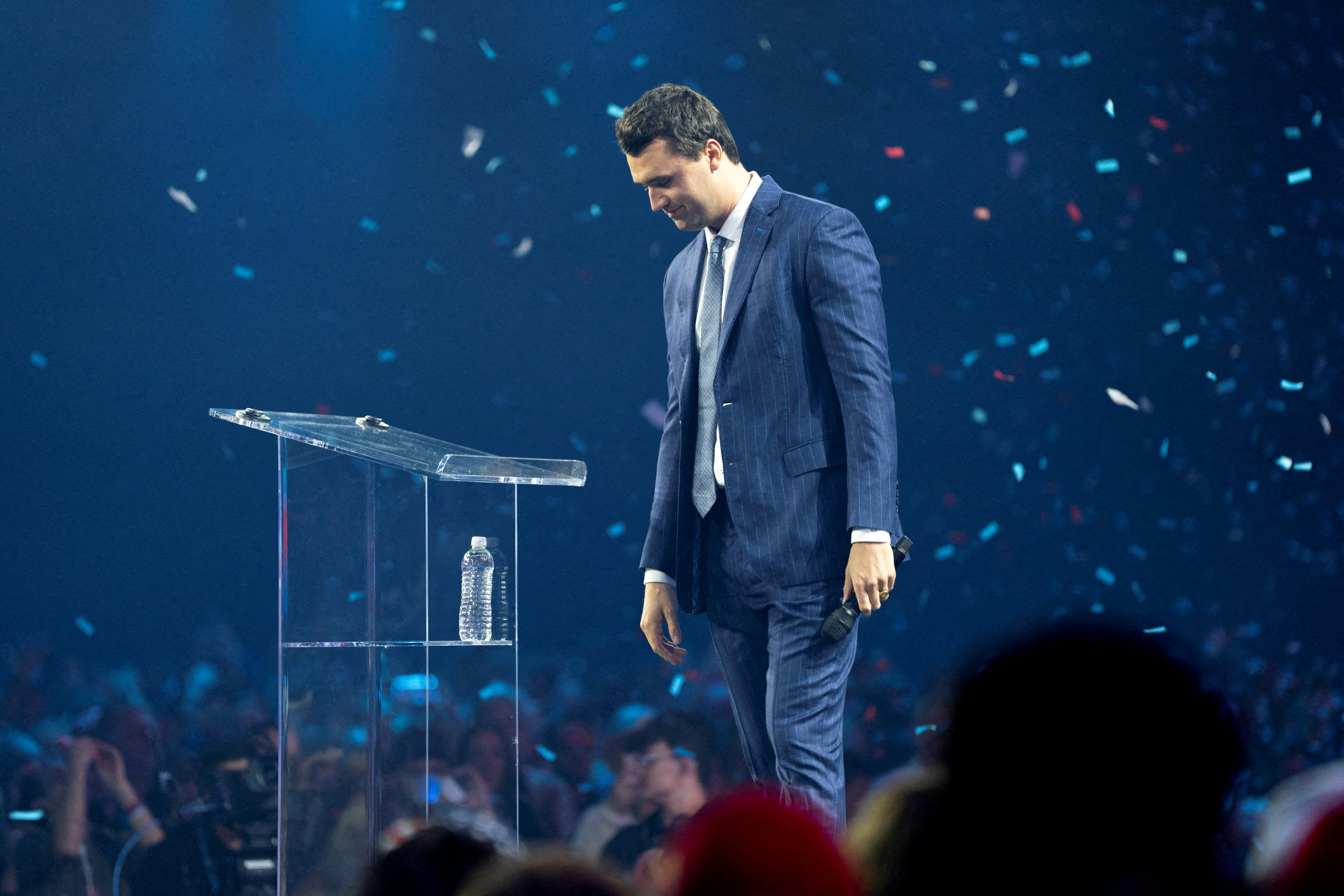 Charlie Kirk, fundador da Turning Point USA, cumprimenta a multidão durante a conferência AmericaFest 2024, patrocinada pelo grupo conservador Turning Point, em Phoenix, Arizona, EUA, em 19 de dezembro de 2024