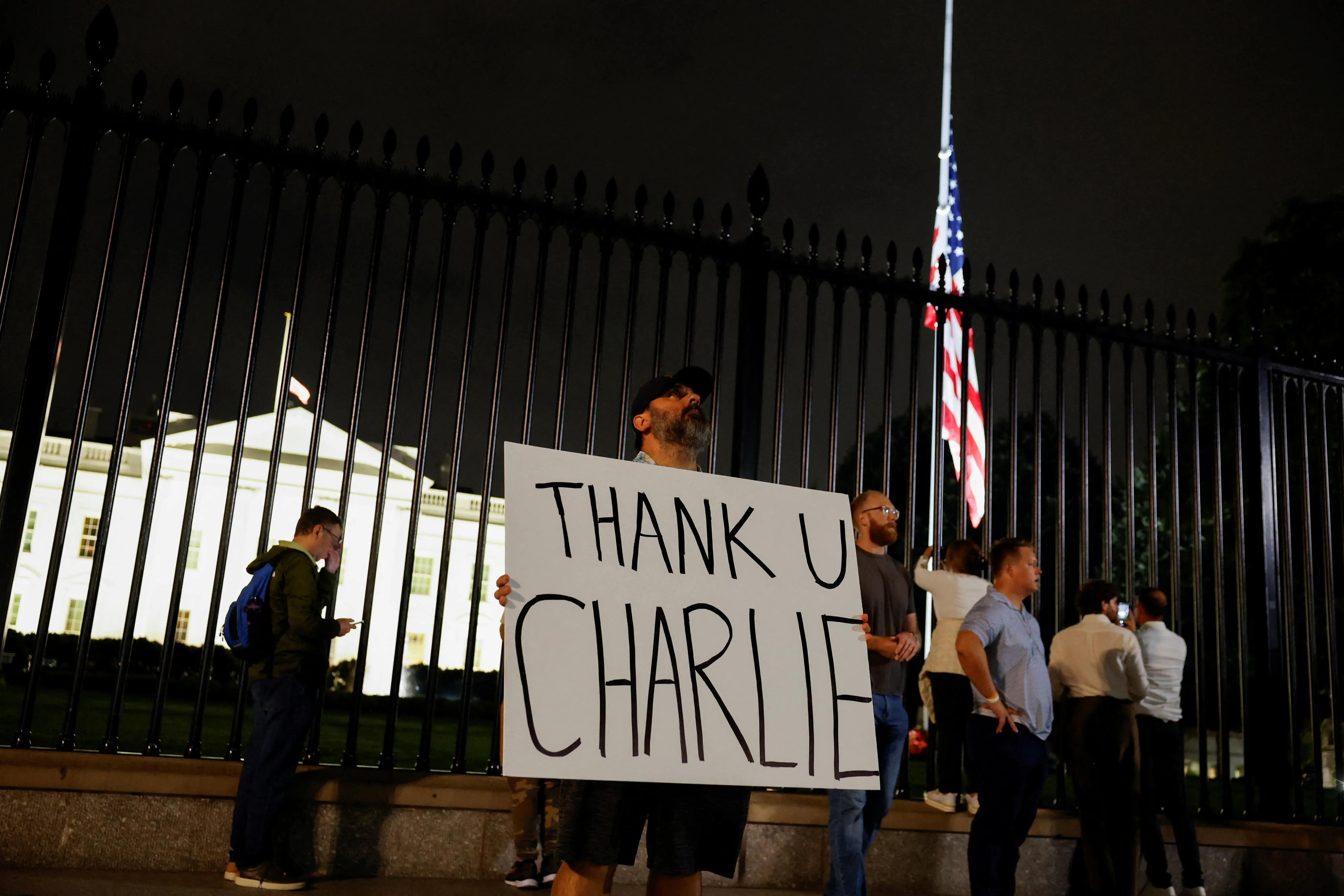Manifestantes relembram Charlie Kirk em frente a Casa Branca | Foto: REUTERS/Daniel Becerril