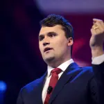 Charlie Kirk falando com participantes do AmericaFest 2022 no Phoenix Convention Center em Phoenix, Arizona, nos EUA