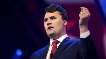 Charlie Kirk falando com participantes do AmericaFest 2022 no Phoenix Convention Center em Phoenix, Arizona, nos EUA