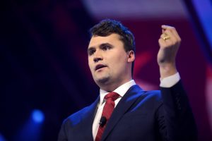 Charlie Kirk falando com participantes do AmericaFest 2022 no Phoenix Convention Center em Phoenix, Arizona, nos EUA